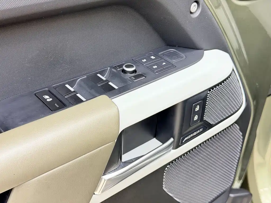 Land Rover Defender — миниатюра 5