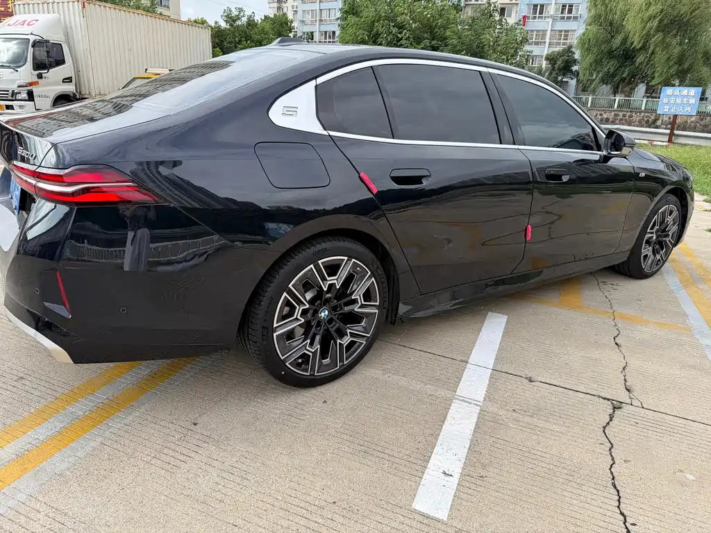 BMW 5 Series — миниатюра 4