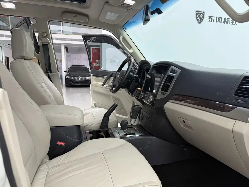Mitsubishi Pajero (Import) — миниатюра 9