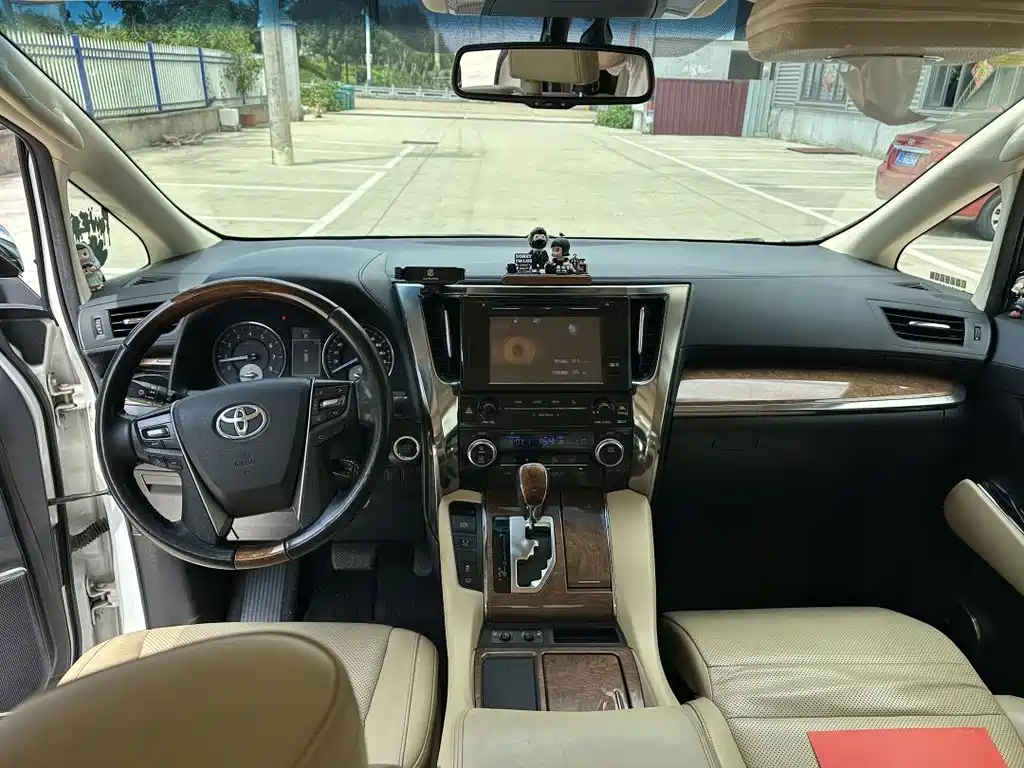 Toyota Alphard — миниатюра 6