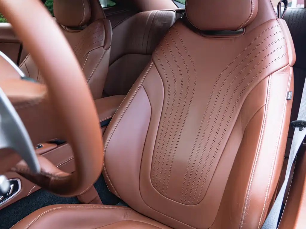 Aston Martin DB11 — миниатюра 7