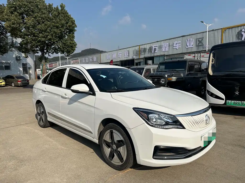 DONGFENG E70