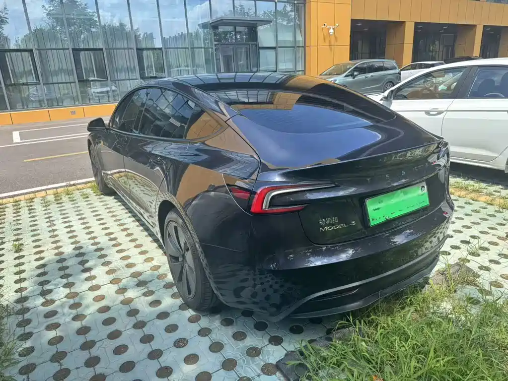 Tesla Model 3 — миниатюра 7