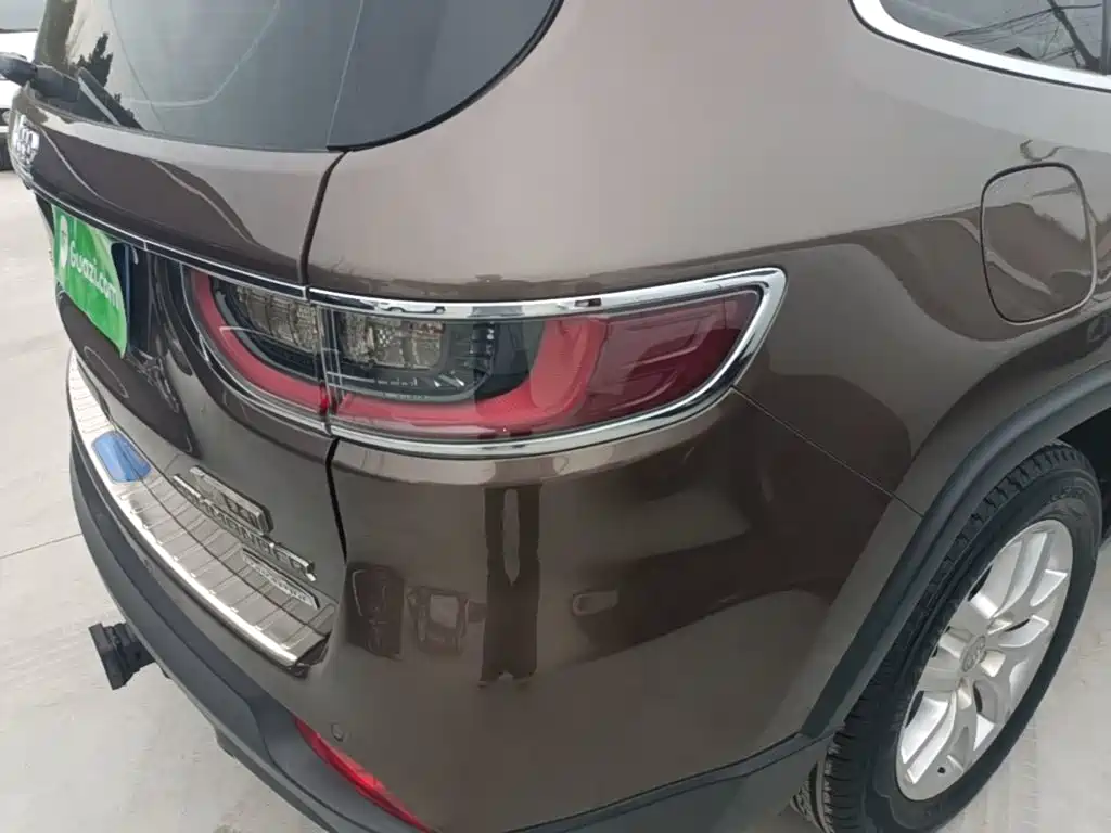 Jeep Commander — миниатюра 8