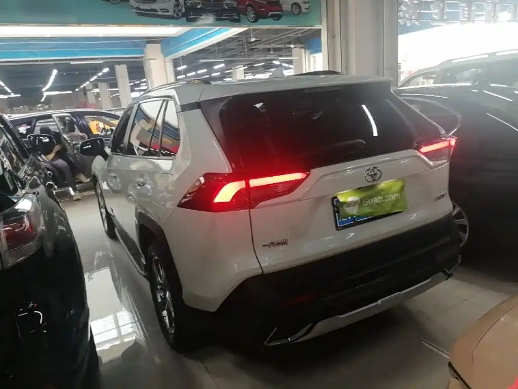 Toyota RAV4 — миниатюра 5