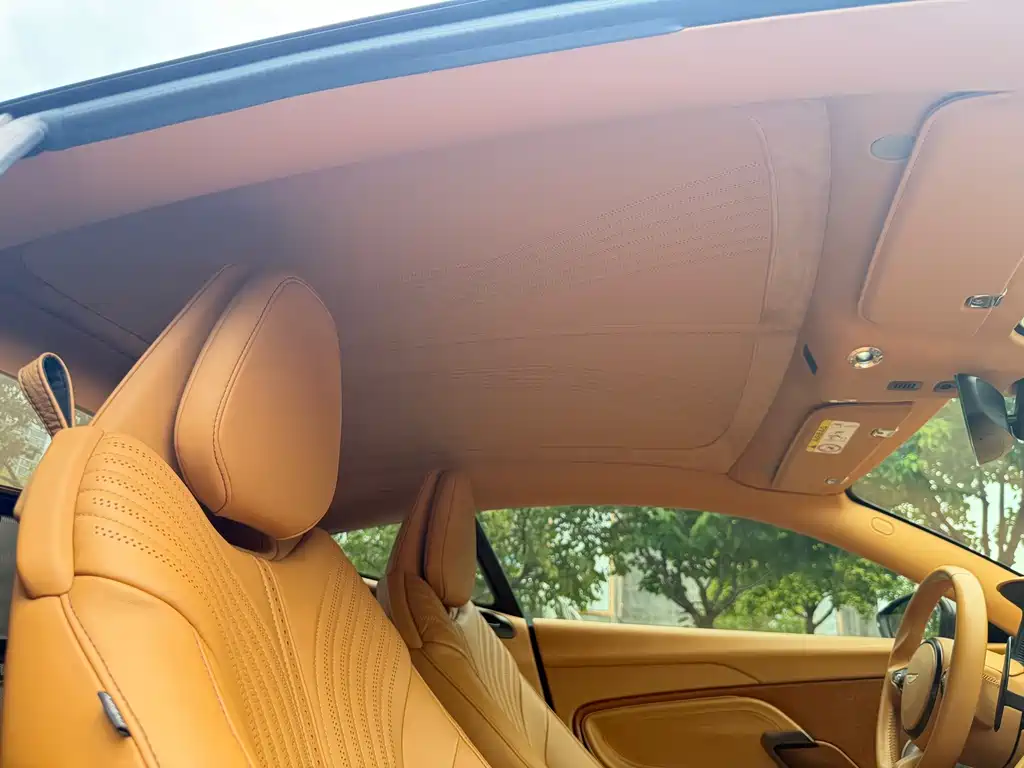 Aston Martin DB11 — миниатюра 16