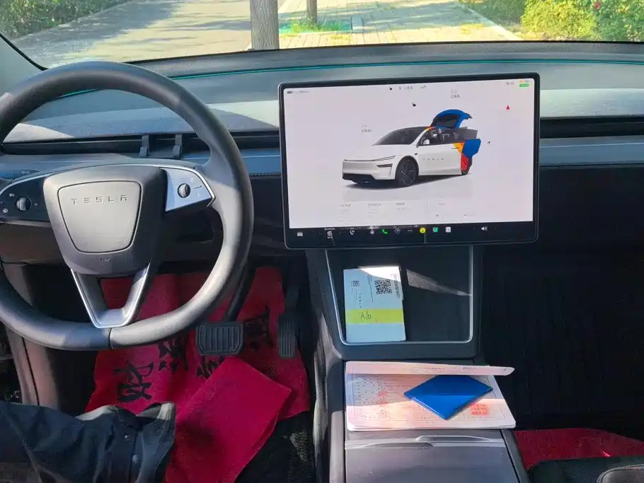 Tesla Model Y — миниатюра 12