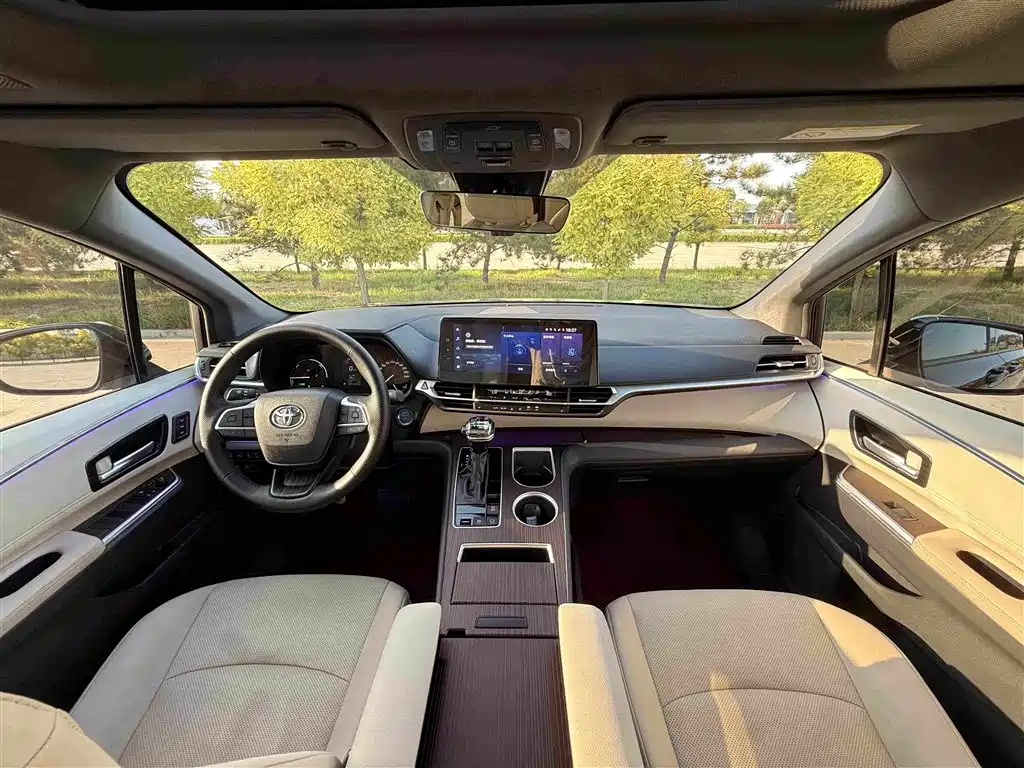 Toyota Granvia 2023 2.5L Luxury PLUS