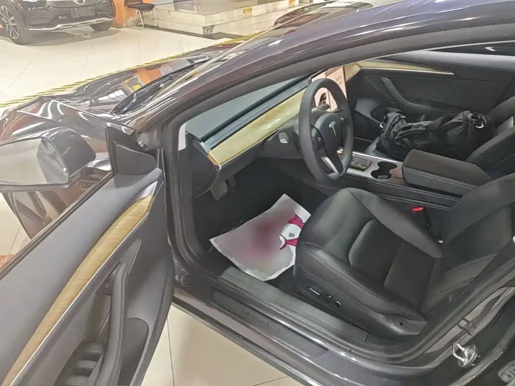 Tesla Model 3 — миниатюра 16