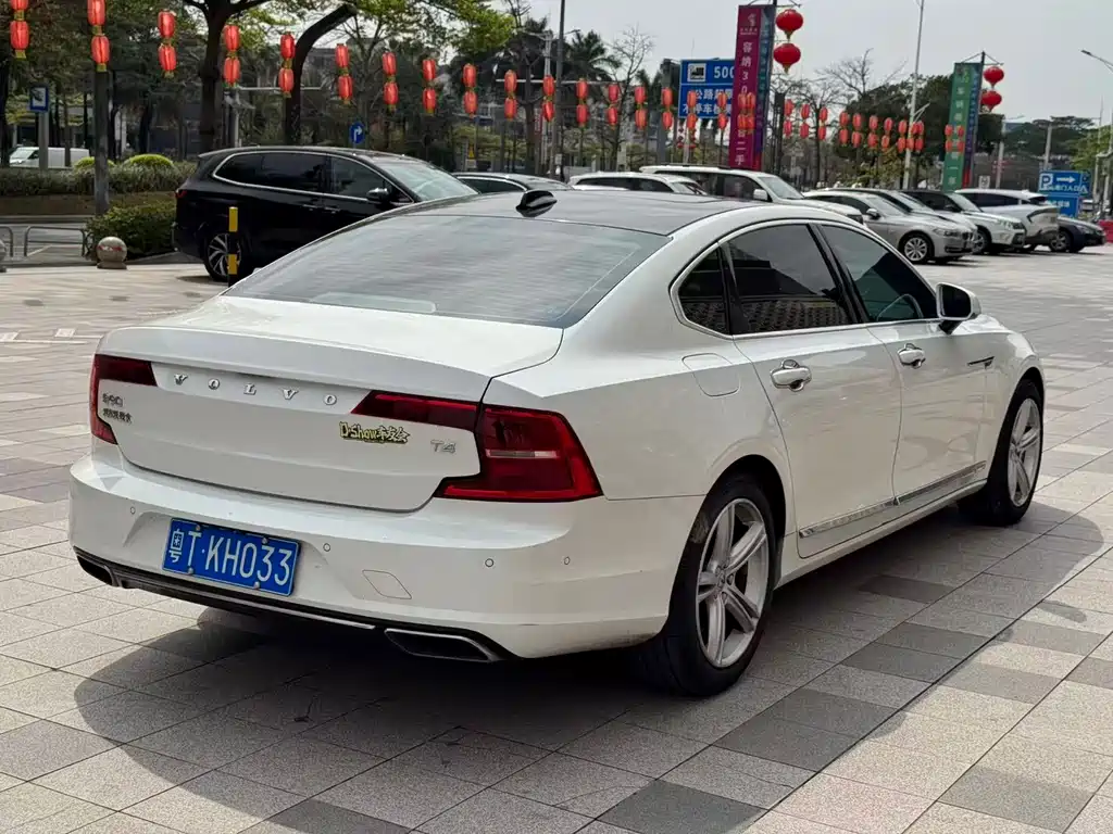 VOLVO S90