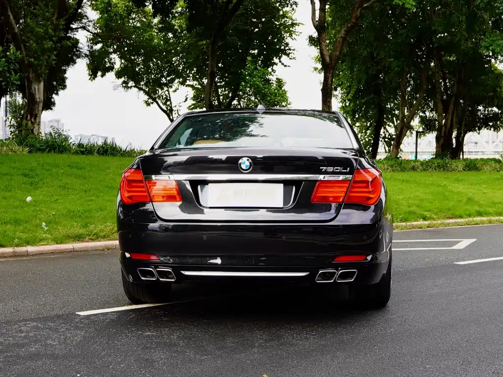BMW 7 Series — миниатюра 11