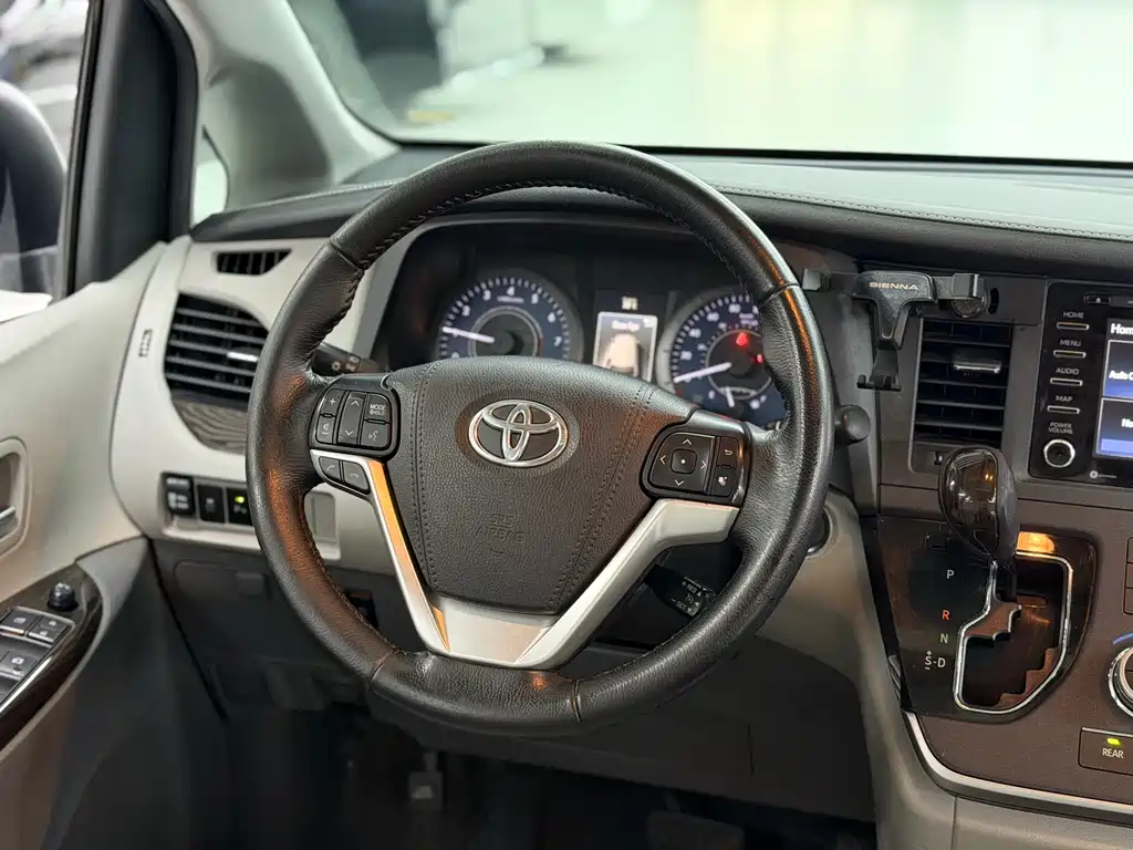Toyota Sienna — миниатюра 9