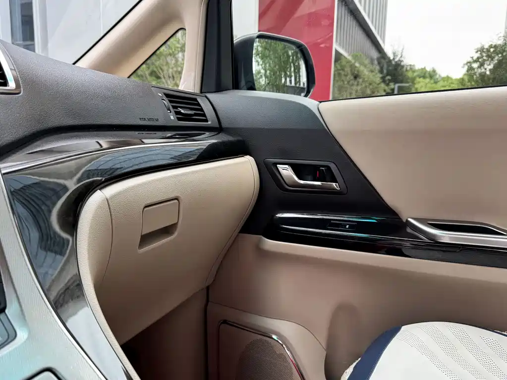 Toyota Alphard — миниатюра 12