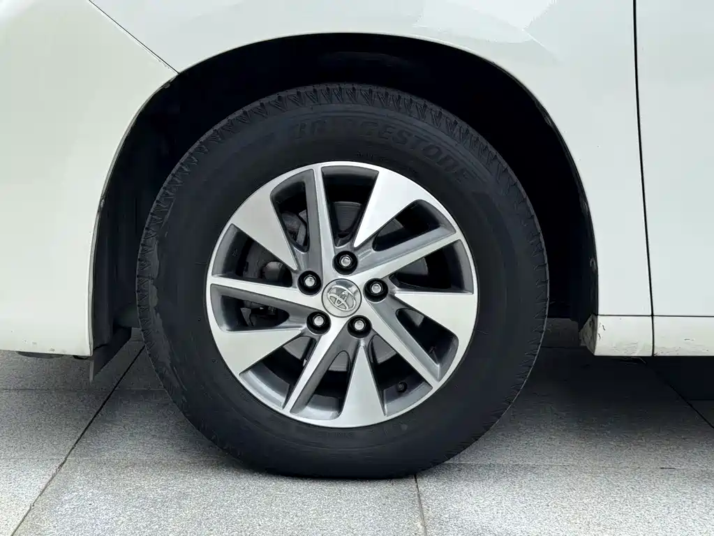Toyota Alphard — миниатюра 19