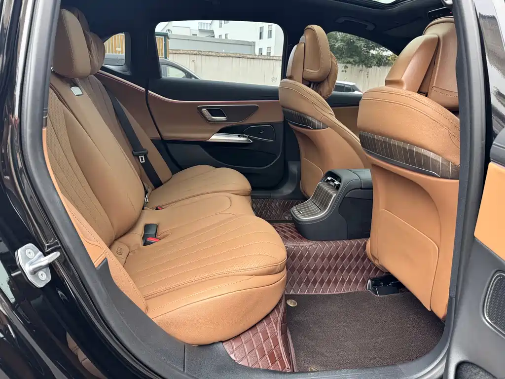 Mercedes-Benz E-Class — миниатюра 9