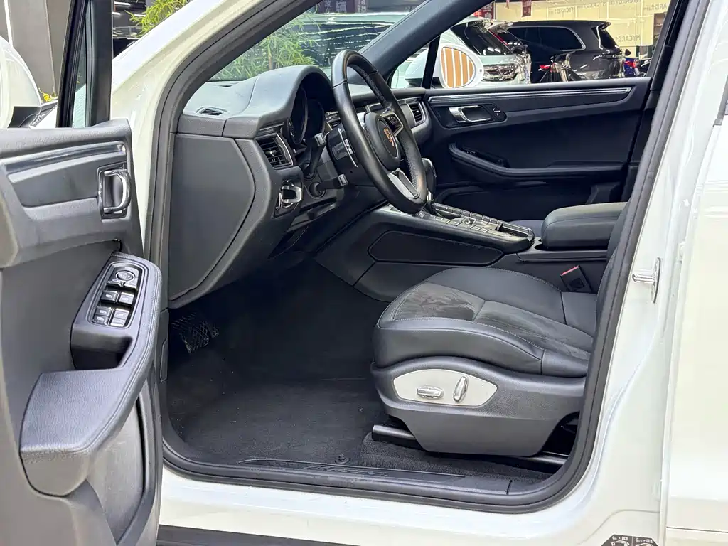 Porsche Macan — миниатюра 3