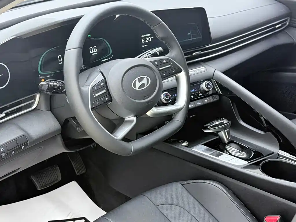 Hyundai Elantra 2023 1.5L CVT LUX Luxury