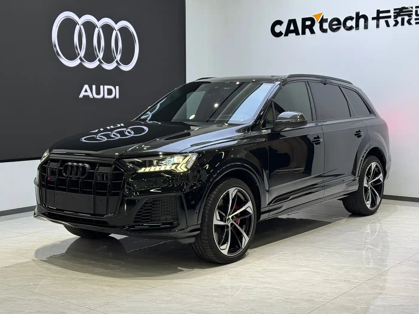 奥迪SQ7 2024款 4.0 TFSI 暗夜骑士版 2024