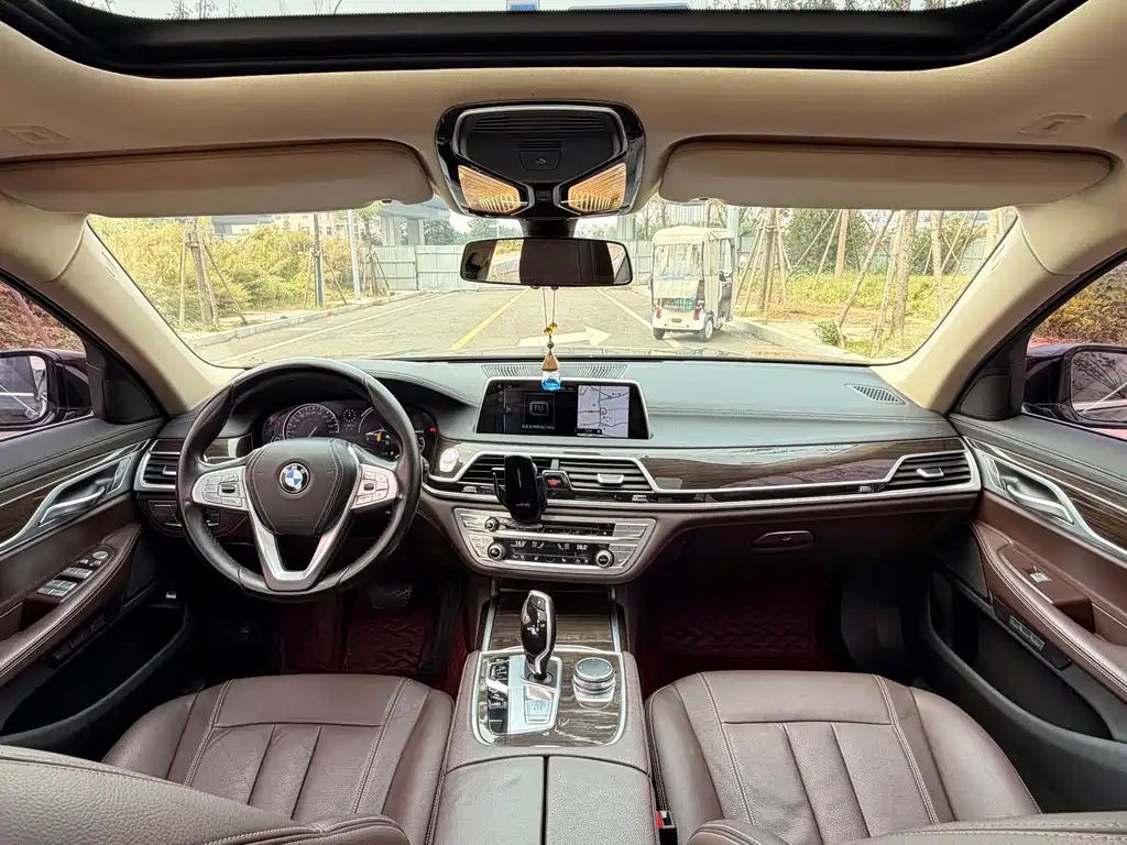 BMW 7 Series — миниатюра 12