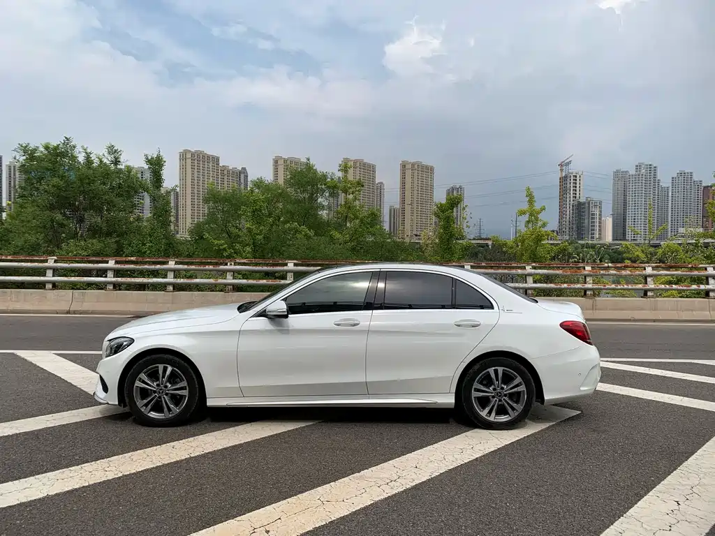 Mercedes-Benz C-Class — миниатюра 11