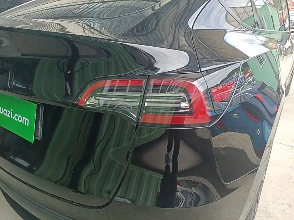 Tesla Model Y — миниатюра 8