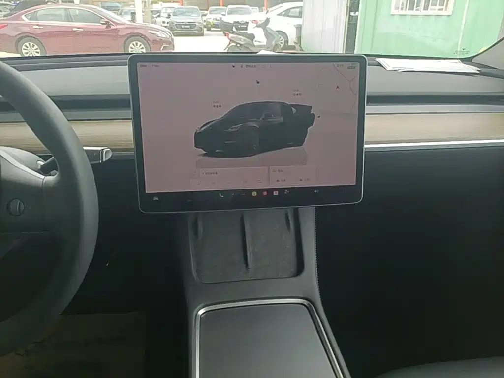 Tesla Model Y — миниатюра 13
