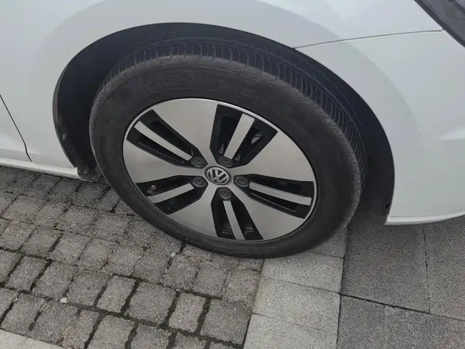 Volkswagen Golf EV — миниатюра 6