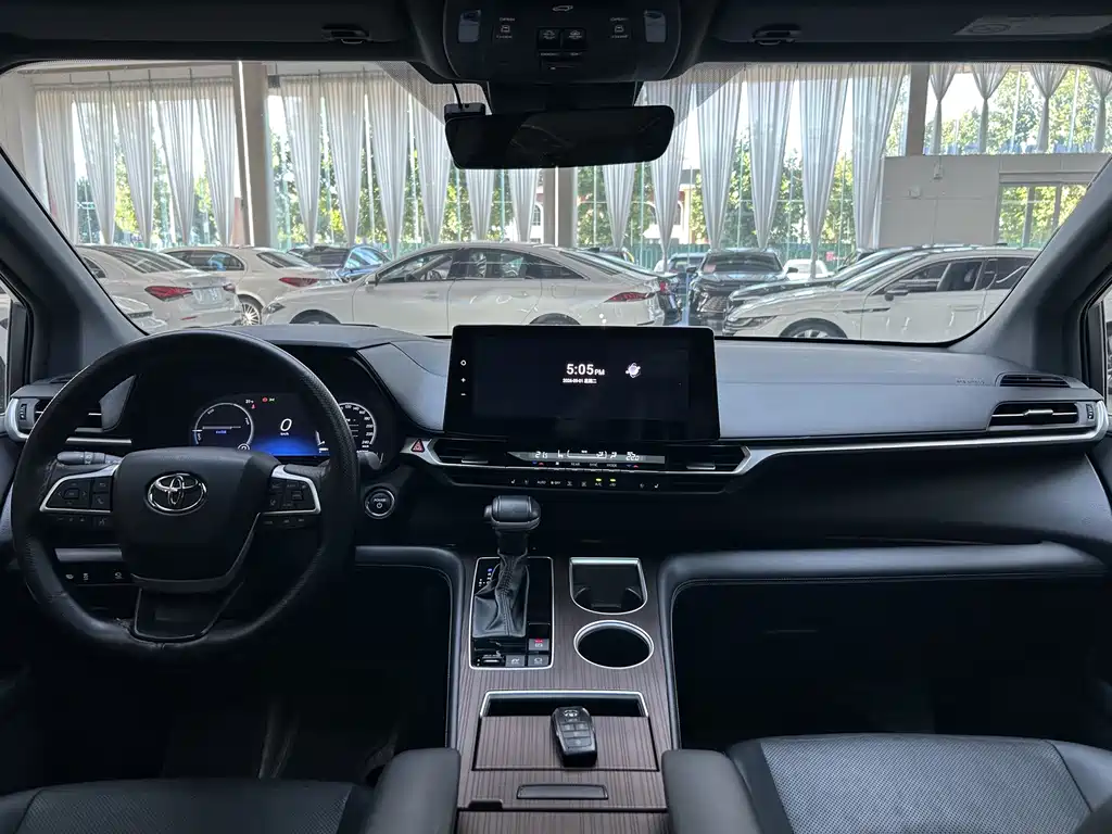 Toyota Granvia — миниатюра 17