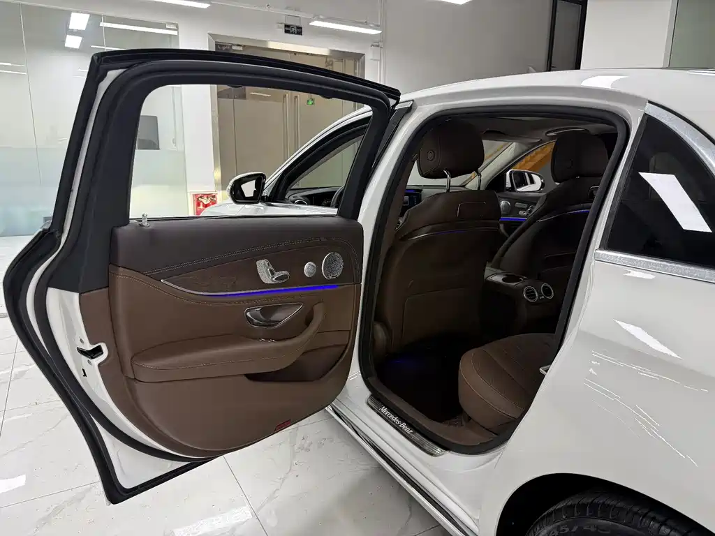 Mercedes-Benz E-Class — миниатюра 13
