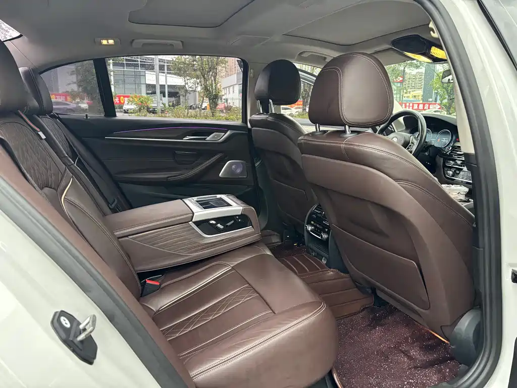 BMW 5 Series — миниатюра 8
