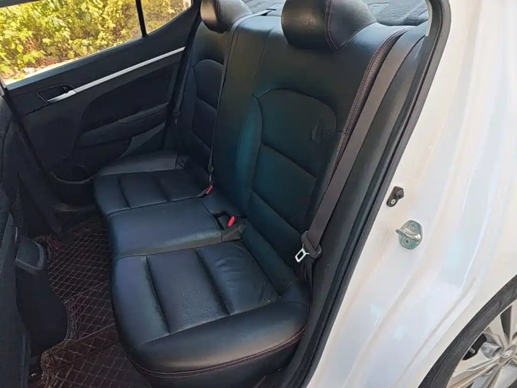 Hyundai Elantra — миниатюра 17