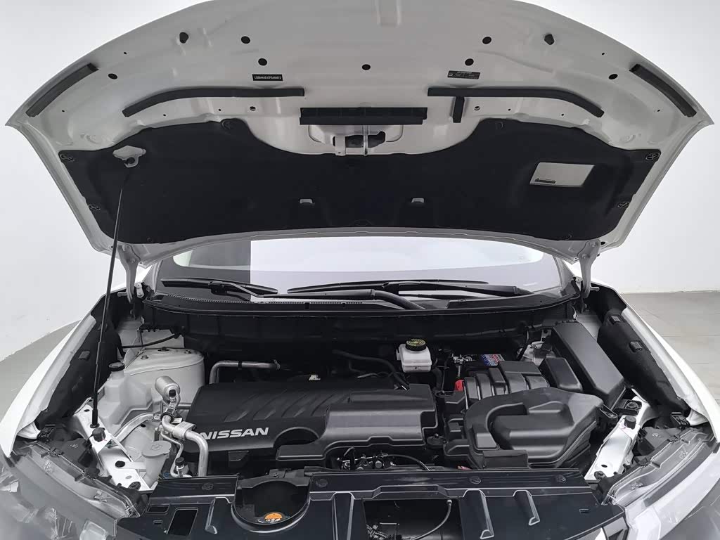Nissan X-Trail 2.0 л 2023 г. Белый, пробег 37600 км