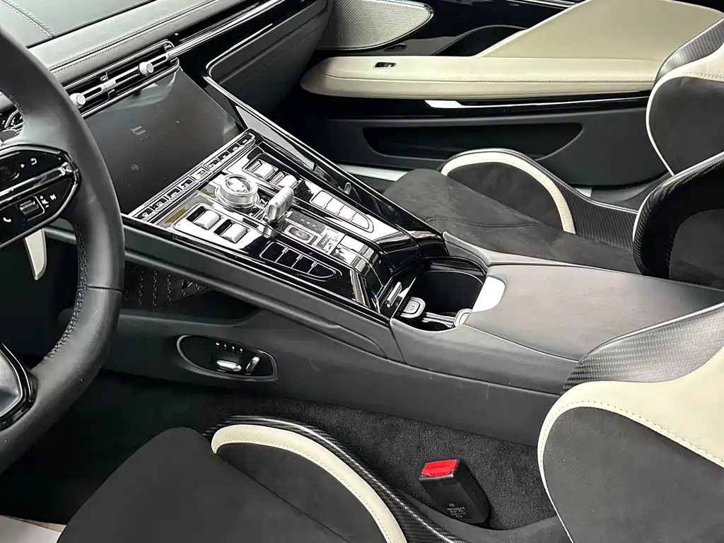 Aston Martin DB12 — миниатюра 4