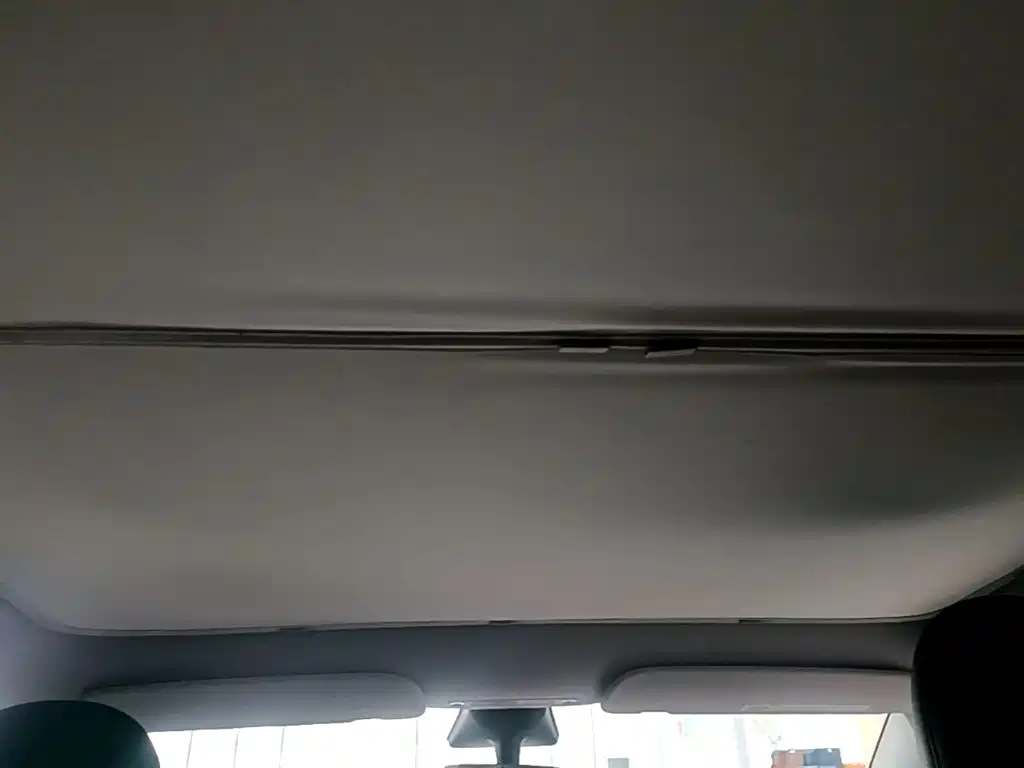 Tesla Model Y — миниатюра 18