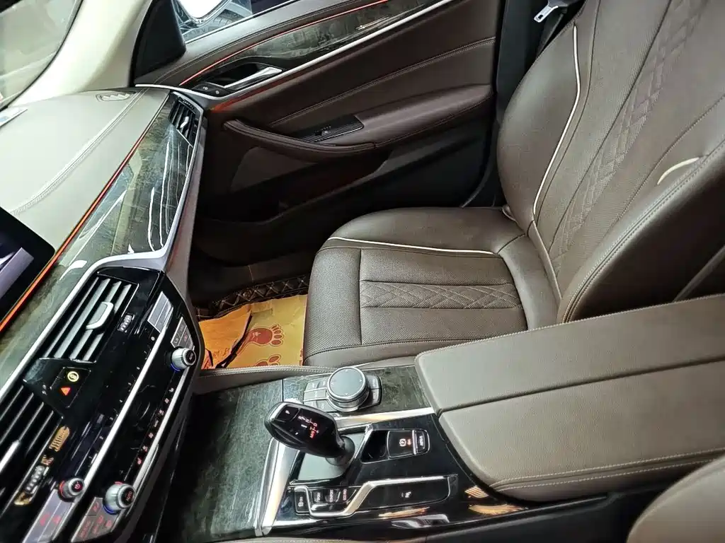 BMW 5 Series — миниатюра 7