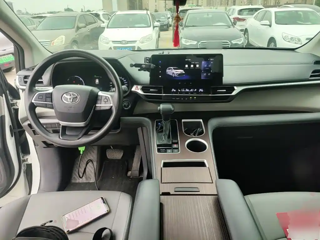 Toyota Granvia — миниатюра 10