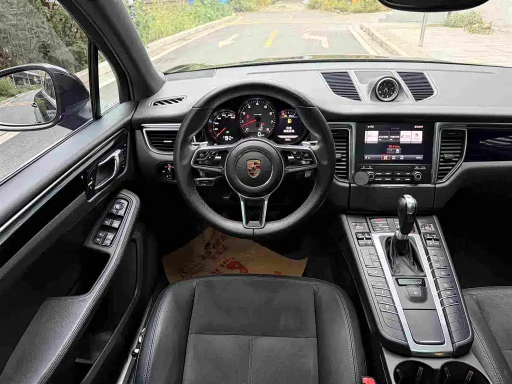 Porsche Macan — миниатюра 10