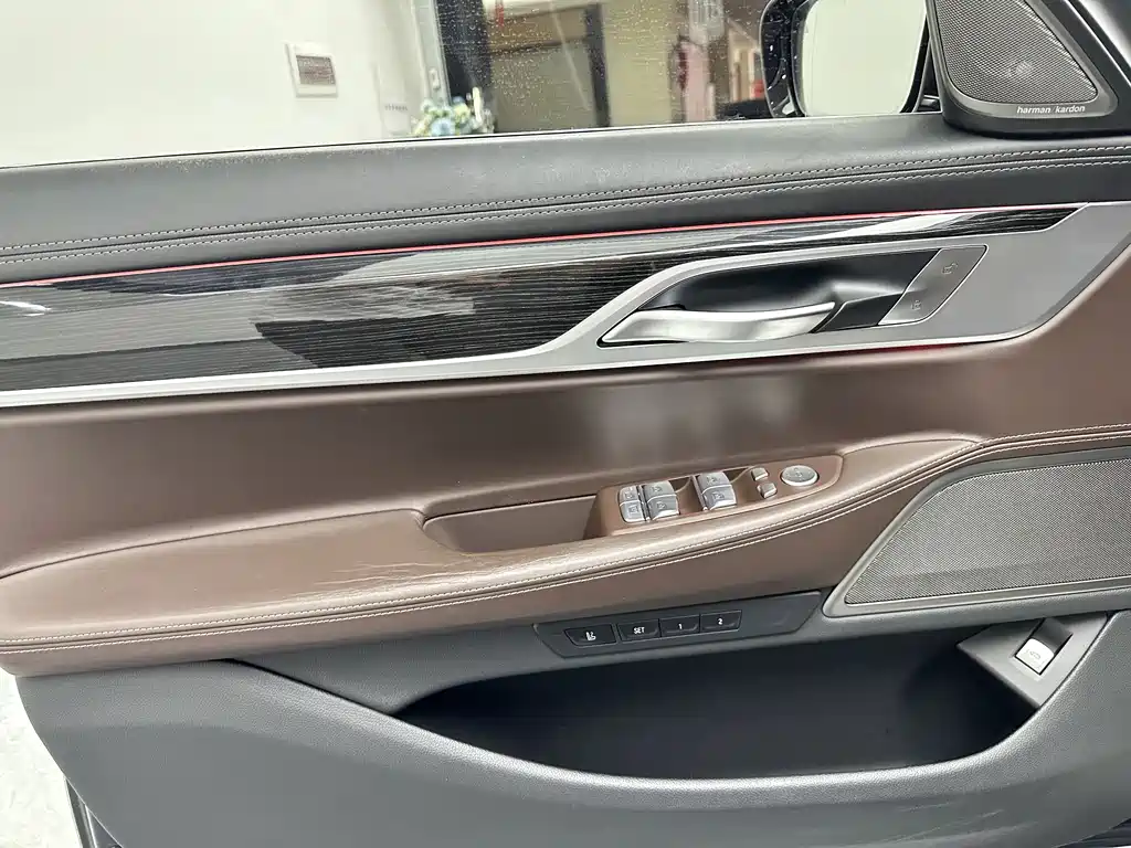 BMW 7 Series — миниатюра 21