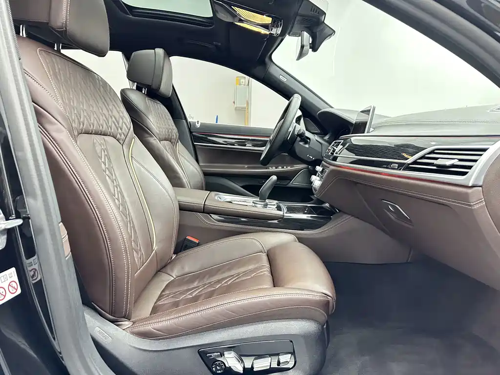 BMW 7 Series — миниатюра 14