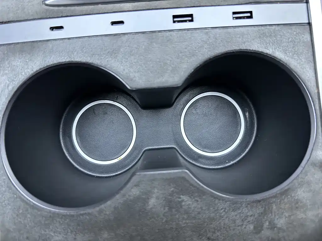 Tesla Model Y — миниатюра 24