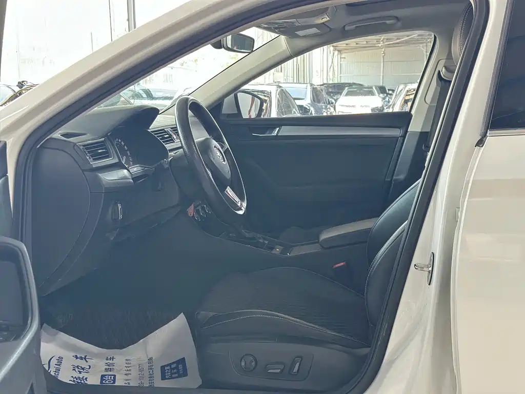 Skoda Superb — миниатюра 7