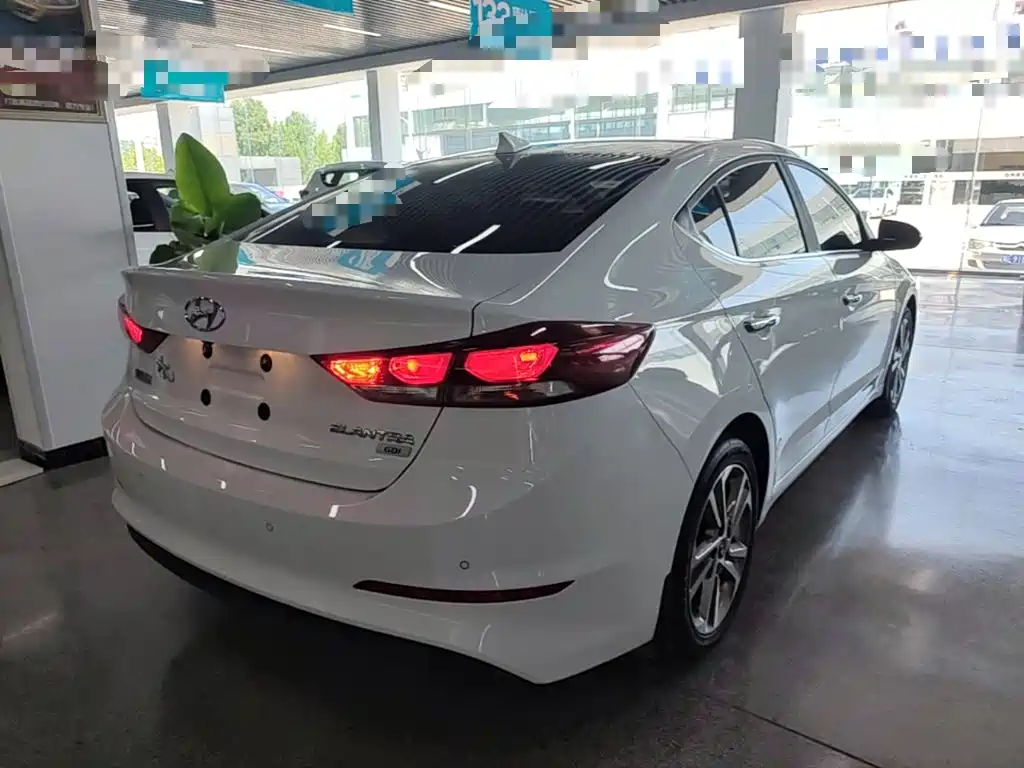 Hyundai Elantra — миниатюра 7