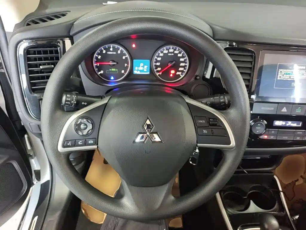 Mitsubishi Outlander — миниатюра 11
