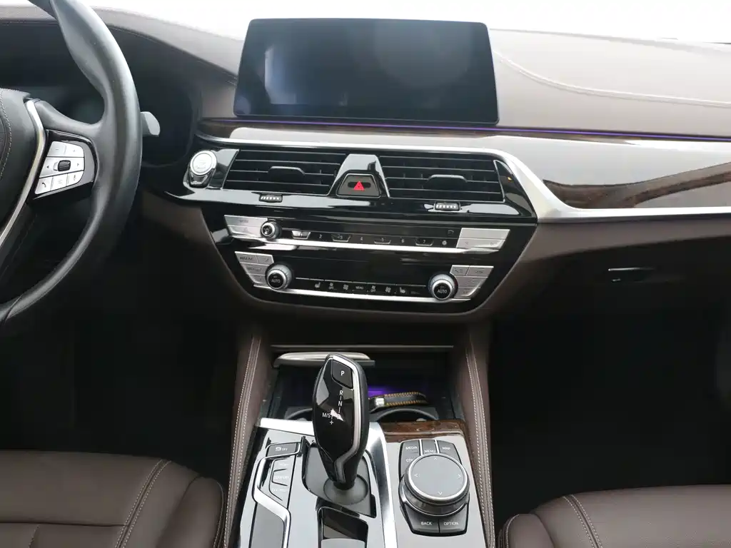BMW 5 Series — миниатюра 8