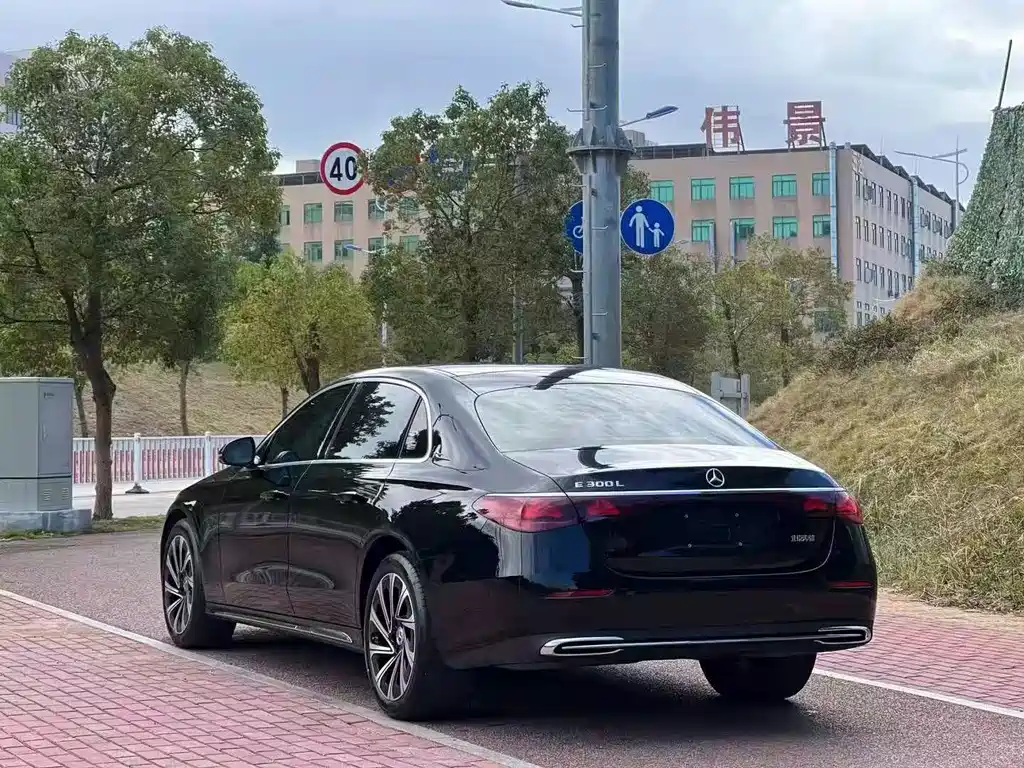 Mercedes-Benz E-Class — миниатюра 9