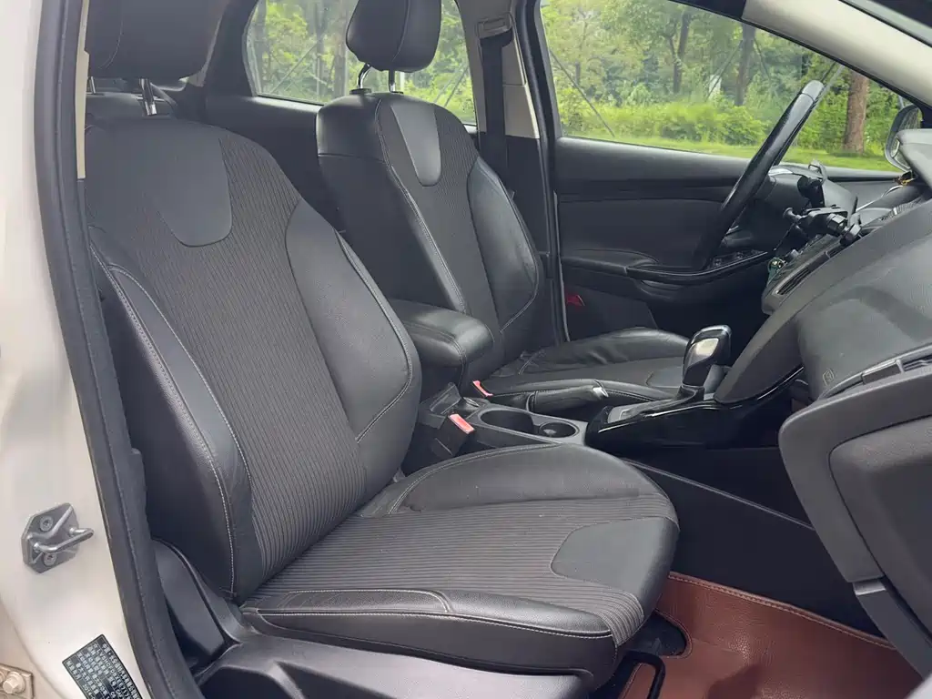 Ford Focus 2012 1.6L AT