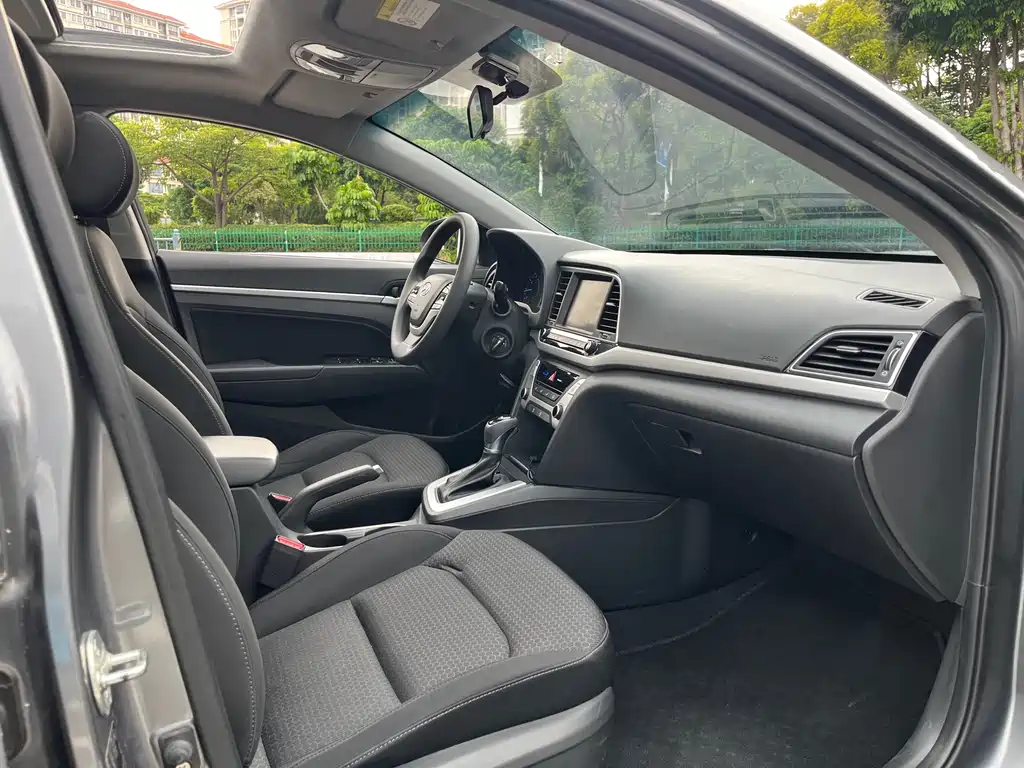 Hyundai Elantra — миниатюра 9