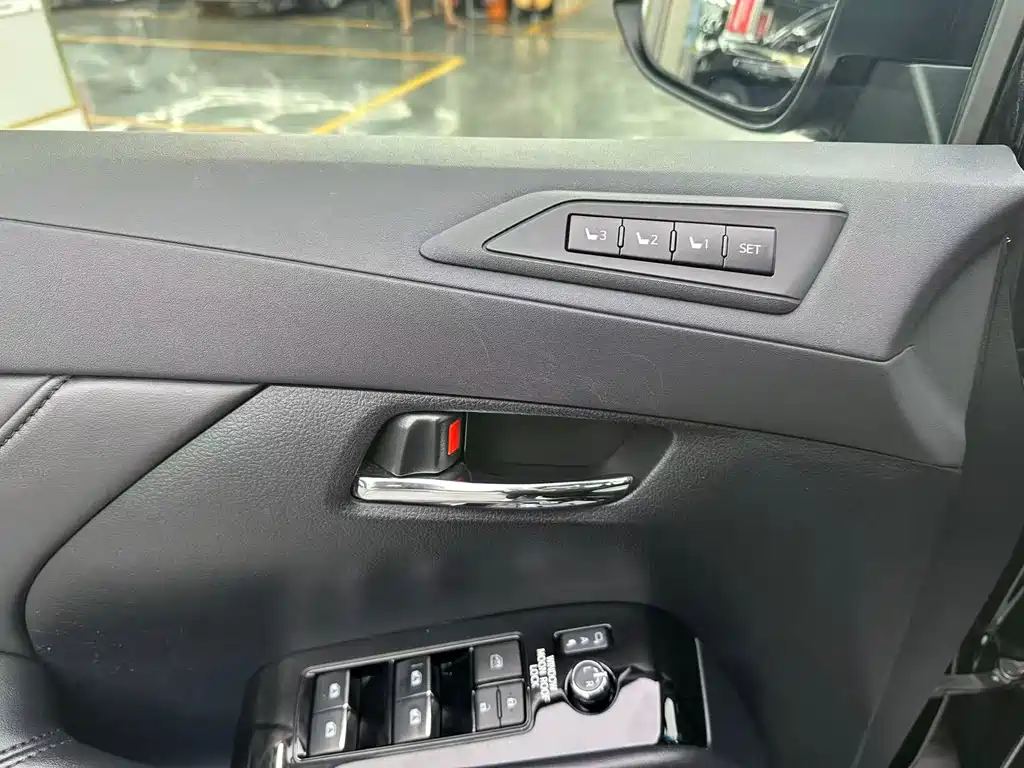 Toyota Alphard — миниатюра 12