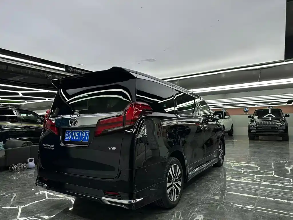 Toyota Alphard — миниатюра 9