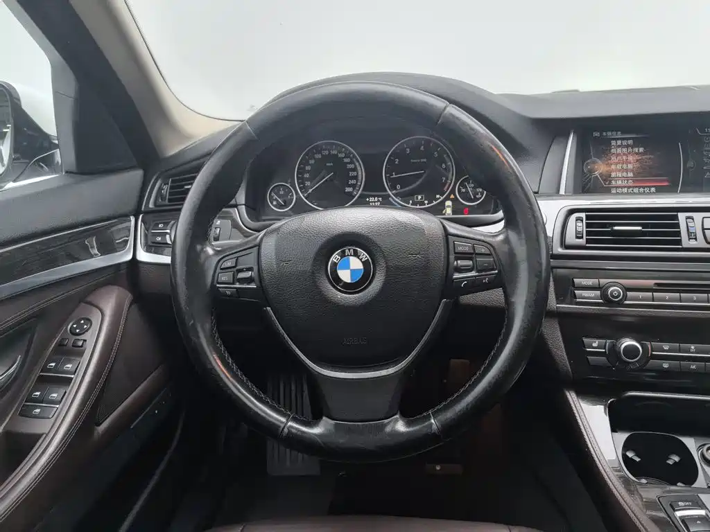 BMW 5 Series — миниатюра 11